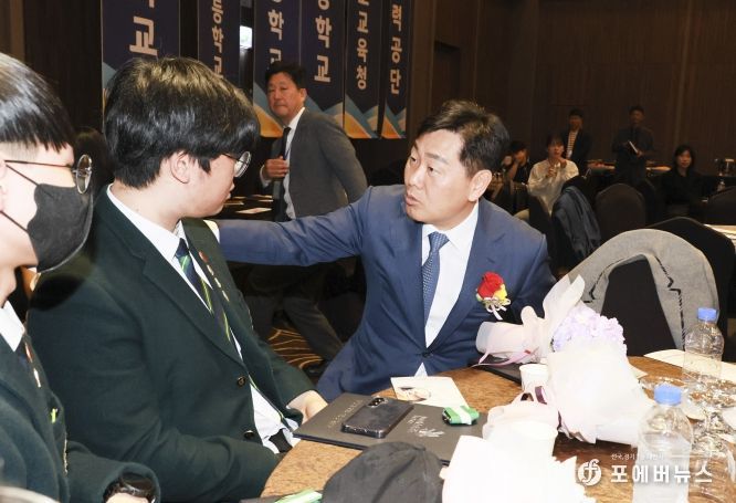 8일 전주 그랜드힐스턴 호텔에서 열린 제54회 전북특별자치도 기능경기대회 시상식에 김관영 도지사를 비롯한 입상선수들이 기념촬영을 하고 있다