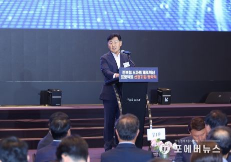 19일 더메이호텔에서 삼성전자와 14개 시군, 선정기업 등이 2024년도 전북형 스마트 제조혁신 프로젝트의 성공 수행을 위한 선정기업 지원 협약식에 김관영 도지사와 국주영은 도의장, 14개 시장‧군수, 삼성전자 박승희 CR담당 사장, 김동욱 ESG&스마트공장 지원센터장(부사장), 안태용 전북중소벤처기업청장, 정철영 (사)전북-삼성 스마트CEO 포럼 대표, 70개 선정기업 대표 등 200여명이 참석한 가운데 협약식 기념촬영을 하고 있다.