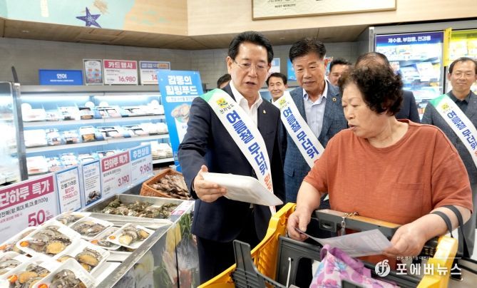 김영록 전라남도지사가 7일 오후 이마트 광주점에서 열린 ‘2024 전복 소비촉진 판촉행사’에서 소비촉진을 위한 홍보활동을 하고 있다.