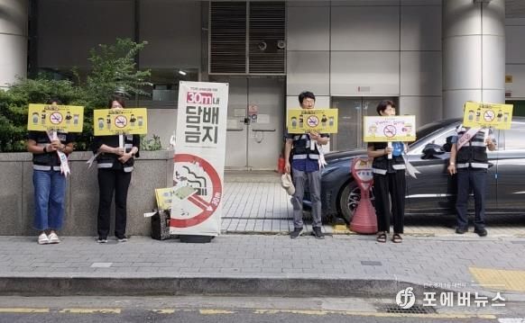 부천시는 금연구역 확대 내용을 안내하고 금연에 대한 시민의 인식을 높이기 위해 배너와 피켓을 이용한 홍보 캠페인을 펼치고 있다.