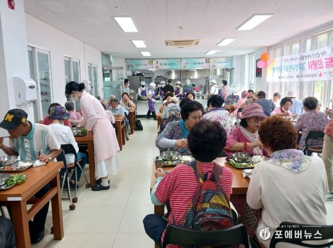 나주시사회복지협의회와 우둥한우에서 동부노인복지관을 이용하시는 어르신들께 ‘특허받은 친환경 오메가 곰탕’과 ‘한우 불고기’를 기탁했다.