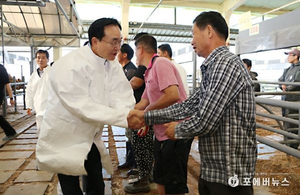 윤병태 나주시장이 한우농가의 어려움을 경청하고 있다.