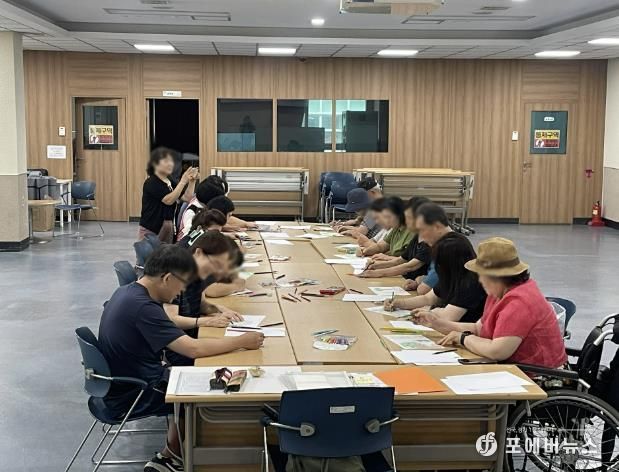미술활동 중인 참여자들 모습