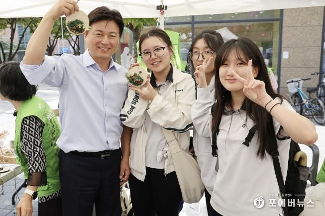 2024년 마을공동체 한마당에 참여한 조용익 부천시장(왼쪽 첫번째)과 시민들이 기념촬영을 하고 있다