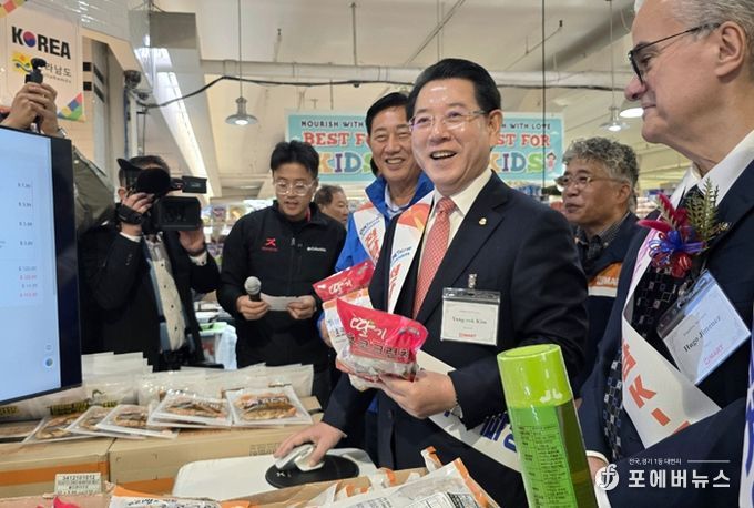 미국을 방문 중인 김영록 전라남도지사가 26일(현지시간) H-마트 리지필드점에서 열린 ‘H-마트 온라인몰 전남식품관 개설 및 판촉행사’에 참석, 시설 내부를 둘러보고 있다.