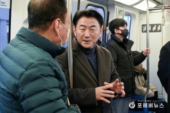김동근 시장이 1월 14일 의정부경전철에 탑승해 시민들과 대화하고 있다.