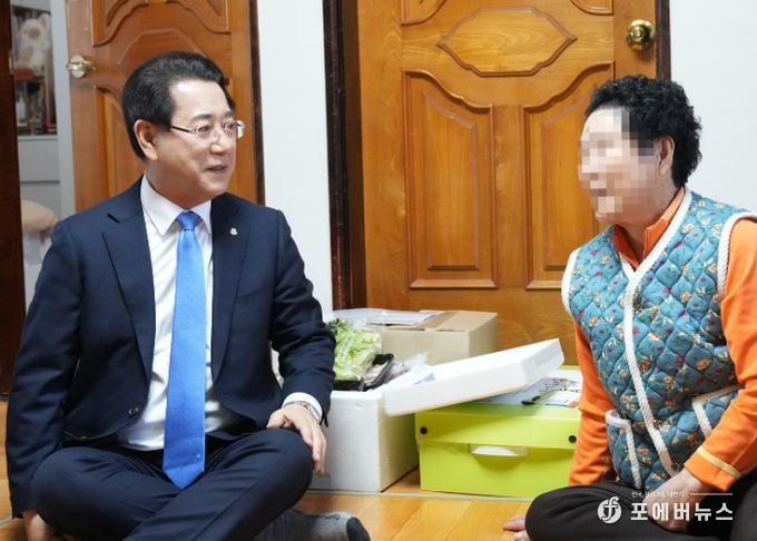 김영록 전라남도지사가 설 명절을 앞둔 21일 나주시 공산면에 거주하는 저소득 한부모 조손가정을 방문, 애로사항 청취 및 격려를 하고 있다.