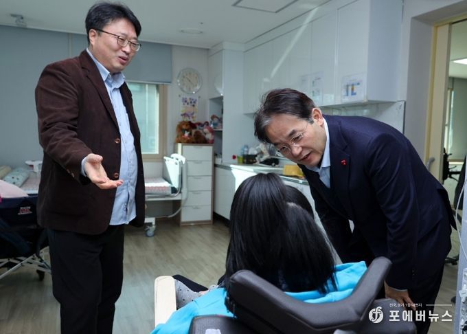 홀트일산요양원·홀트일산복지타운을 방문해 입소자와 이야기를 나누고 있는 이동환 고양특례시장