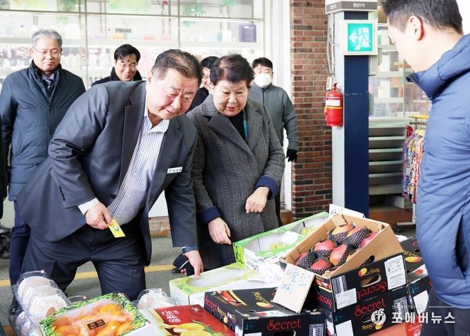 문산 자유시장에서 파주페이로 성수품을 구매하는 김경일 파주시장