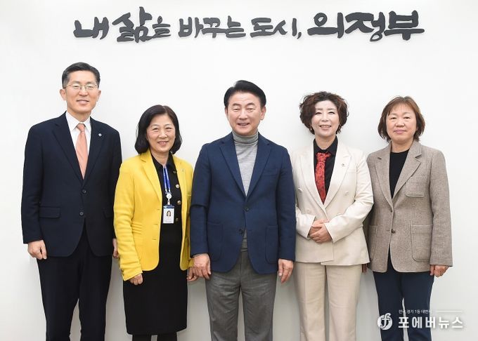 김동근 시장이 2월 14일 시청을 방문한 이인영 경기도의료원 의정부병원장 및 관계자들과 기념사진을 찍고 있다.