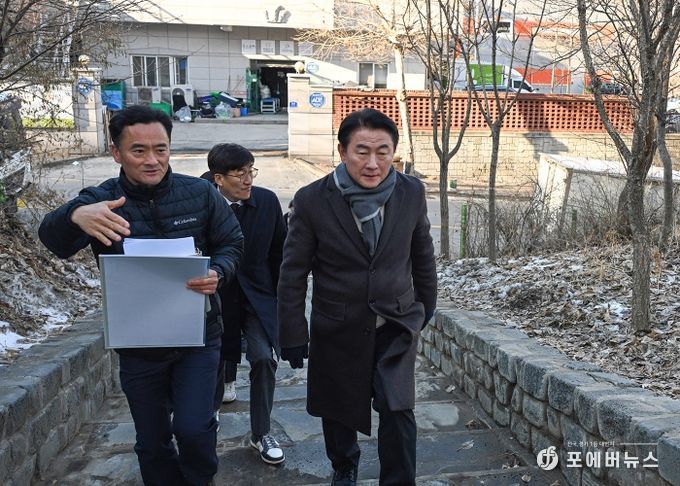 김동근 시장이 2월 17일 용현산업단지 완충녹지 산책로 현장을 점검하고 있다.