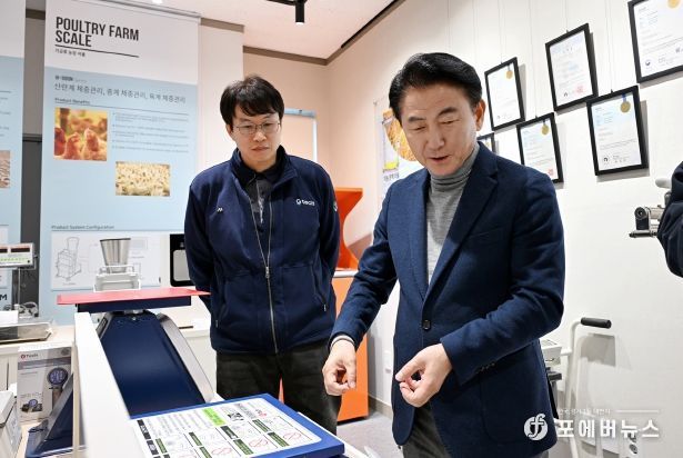 김동근 시장이 2월 21일 용현산단 내 벤처기업인 ㈜지테크인터내셔날(대표 한성우)을 방문해 제품 개발 현황을 살펴보고 있다.