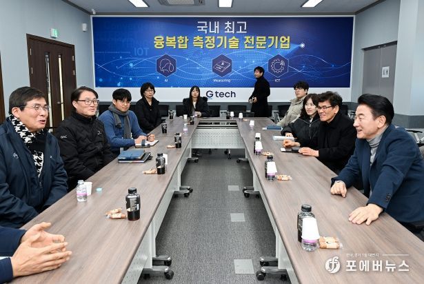 김동근 시장이 2월 21일 용현산단 내 벤처기업인 ㈜지테크인터내셔날(대표 한성우)을 방문해 직원들과 소통하고 있다.