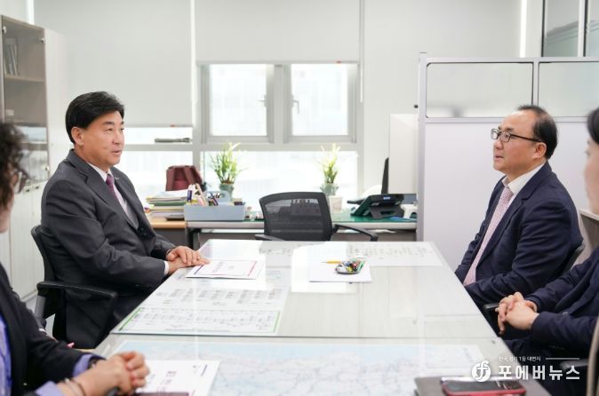 방세환 광주시장(사진 왼쪽 두번째)이 윤진환 국토교통부 철도국장(사진 가운데)에게 경강선 연장 철도사업 등 철도 현안 건의서를 전달하고 있다.