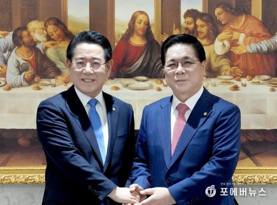 김영록 전라남도지사가 18일 오후 서울 여의도 순복음교회를 방문, 이영훈 목사와 기념촬영을 하고 있다.