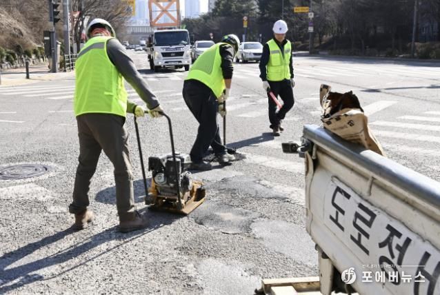 수원시 포트홀 24시 기동 대응반이 포토홀을 보수하고 있다