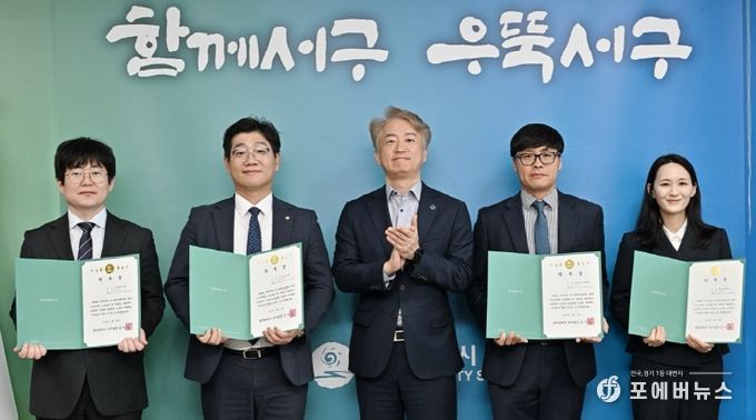 김이강 광주 서구청장이 24일 서구청 구청장실에서 재능기부를 희망하는 노무사 구성, 상담실 및 찾아가는 노무상담 운영을 위한 ‘우리동네 착한노무사 위촉식’을 갖고 위촉장을 수여한 후 참석자들과 기념촬영을 하고 있다. 광주 서구 제공