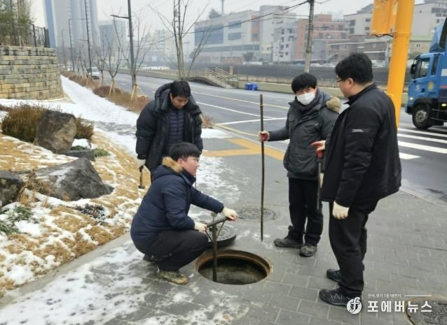 상수도관망 밸브를 점검하고 있는 모습