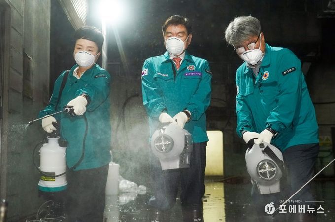 이필형 동대문구청장(사진 가운데)과 직원들이 동대문환경자원센터 내 방역을 실시하고 있다.