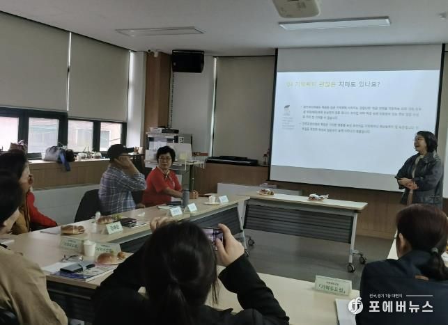 부천세종병원 전문교육간호사 류문선 팀장이 소사치매안심센터에서 치매 교육을 진행하고 있다.