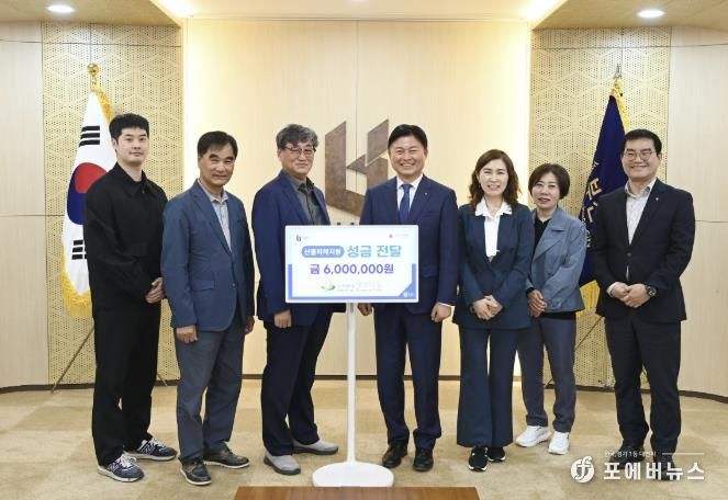 성금 전달 후 기념촬영을 하고 있는 조용익 부천시장과 ㈜햇빛나눔 관계자들