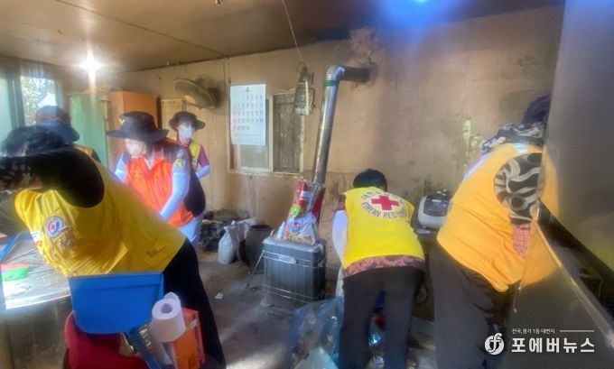 포승읍 적십자 ‧ 여성의용소방대 회원 연합 독거노인 무허가 주택 청소 추진