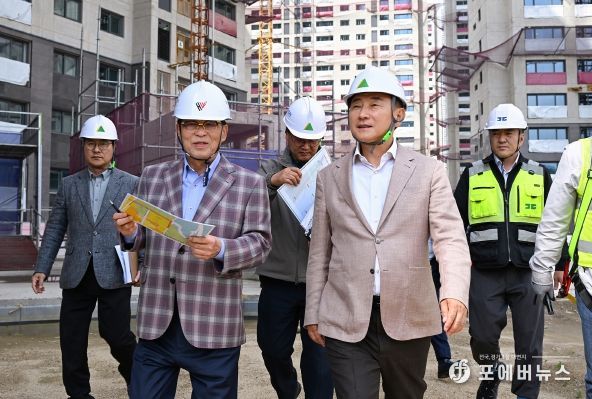 김동근 시장이 5월 19일 입주를 앞둔 민간 공동주택을 방문해 현장 점검을 하고 있다.