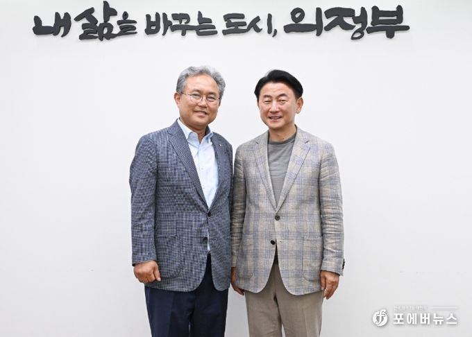 김동근 시장이 5월 21일 시장실에서 김명수 의정부농협 조합장과 차담회를 갖고 함께 기념사진을 찍고 있다.