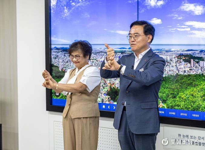 진교훈 서울 강서구청장(오른쪽)이 2일(월) 구청장실에서 김정숙 (사)서울농아인협회 지회장과 함께 수어로 선거 독려 영상을 촬영하고 있다.