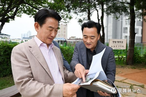 김동근 시장이 최근 가능동 일원에 조성된 맨발 황톳길을 점검하고 있다.