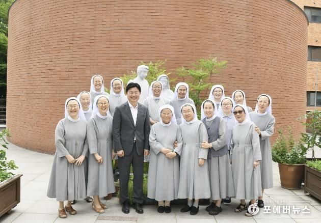 조용익 부천시장이 성가소비녀회를 만나 기념사진을 촬영하고 있다.