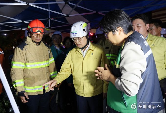 16일 오후 김동연 경기도지사가 오산 가장교차로 옹벽 붕괴 사고 현장방문해 구조팀에 인명구조를 최우선으로 하라는 지시사항을 전달하고 있다.