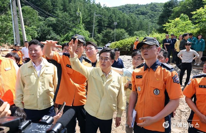 김동연 경기도지사가 가평군 수해현장 재방문하어 피해 현장을 둘러보고 있다. (경기도 제공)