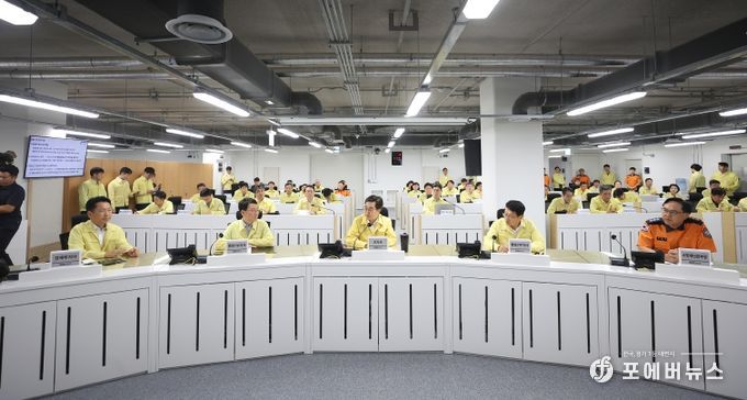 18일 오전 경기도청 전시종합상황실에서 김동연 경기도지사, 부지사, 경기도소방재난본부장 등이 참석한 가운데 2025년 을지연습 최초 상황보고 회의가 열리고 있다.