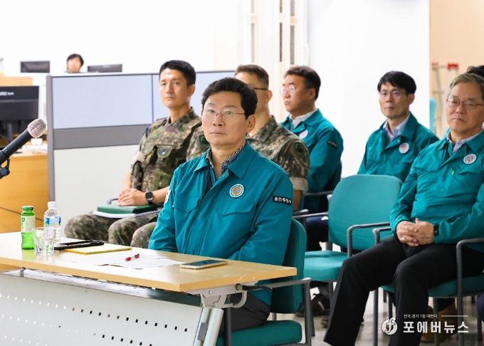 19일 을지연습장에서 이상일 시장이 보고를 받고 있다.
