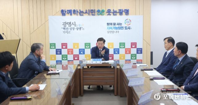 박승원 광명시장이 14일 오전 시청 영상회의실에서 열린 ‘광명시흥 신도시 제2금융권 간담회’에 참석해 발언하고 있다.