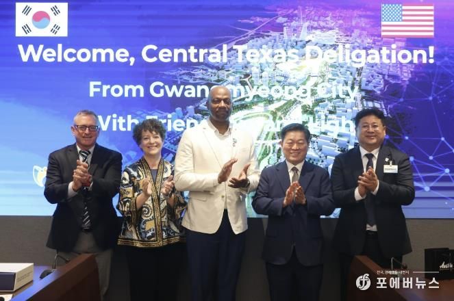 박승원 광명시장(사진 왼쪽 네 번째)이 지난 15일 열린 상호결연도시 미국 오스틴시 중부 텍사스 대표단 방문 간담회에 참석해 기념사진을 촬영하고 있다. 사진 왼쪽부터 마크 듀발(Mark Duval) 오스틴 아시안 상공회의소 대표이사, 크리스티 브라이언트(Kristie Bryant) 오스틴시 자매도시협회 의장, 에릭 존슨(Eric Johnson) 오스틴시 부시 관리자, 박승원 광명시장, 광명시 일일명예시장.