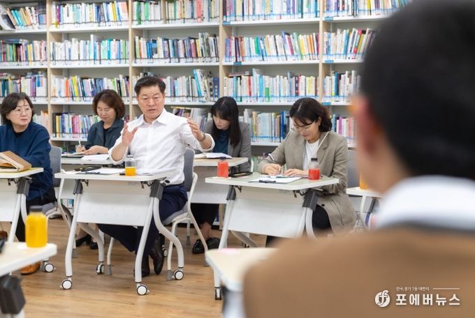 박승원 광명시장이 16일 충현중학교를 방문해 학생들과 정책 간담회를 갖고 학생들의 정책 제안에 대해 의견을 제시하고 있다.