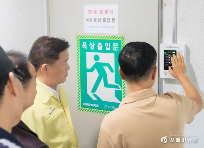 박승원 광명시장이 16일 소하동 금호어울림아파트를 방문해 옥상 출입문 자동개폐장치 설치 현장을 점검하고 있다.