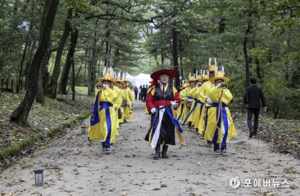 2025 동구릉 힐링 예술제’의 시작을 알리는 건원취타대의 개막 행진 모습(사진=구리문화원)