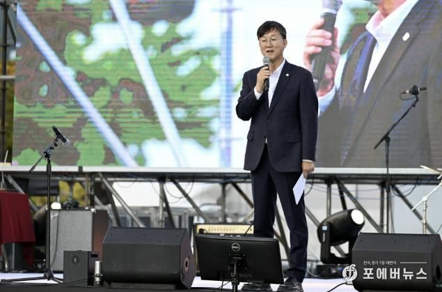 이민근 안산시장이 지난 25일 안산문화광장에서 개최된 ‘제1회 안산시동아리연합축제’에서 인사 발언을 하고 있다.