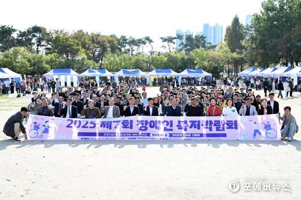 이민근 안산시장(맨 앞줄 왼쪽 여섯번째)이 지난 25일 화랑유원지 일원에서 개최된 '제7회 장애인복지박람회'에서 참석자들과 함께 기념촬영을 하고 있다.