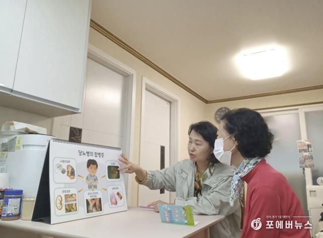 방문간호사가 개별 가정에 직접 방문하여 건강상담 및 개인별 보건교육을 하고 있다