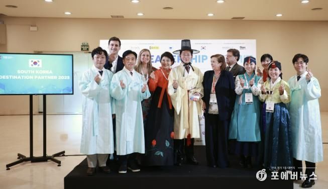 22일 세비야 피베스에서 이상일 시장과 시 대표단이 한복을 입고 기념사진을 촬영하고 있다