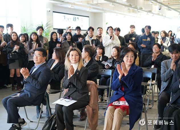 2025 신당창작아케이드 기획전시 주요 참석자 (가운데 아이수루 시의원)