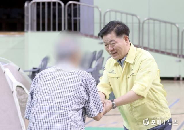 박승원 광명시장이 지난 7월 소하동 아파트 화재 사고 임시 대피소(광명시민체육관)를 찾아 이재민을 위로하고 있다.