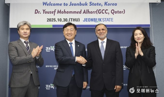 30일 서울 전북특별자치도 중앙협력본부에서 김관영 도지사가 유세프 모하메드 알호르 카타르 글로벌탄소위원회(GCC·Global Carbon Council) 의장과 탄소중립 및 지속가능 인프라 구축을 위한 협력 방안을 논의하고 기념촬영을 하고 있다