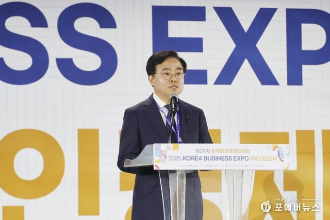 진교훈 서울 강서구청장이 인천 송도컨벤시아에서 열린 ‘2025 한국 비즈니스 엑스포 인천 폐막식’에서 인사말을 하고 있다.