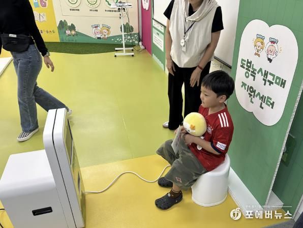 도봉구 어린이가 도봉녹색구매지원센터에서 사진을 찍고 있다.