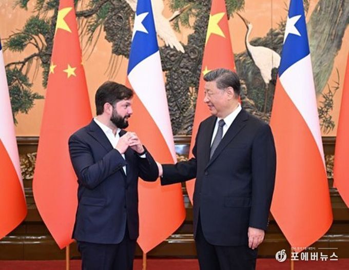 시 주석이 5월 14일 중국 베이징 인민대회당에서 가브리엘 보리치 칠레 대통령과 회견하고 있다. (사진/신화통신)